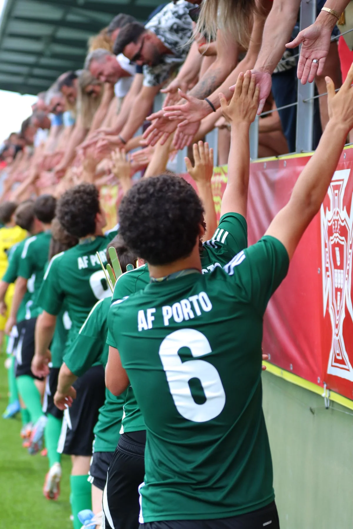 Santiago Ferro cumprimenta adeptos depois do jogo