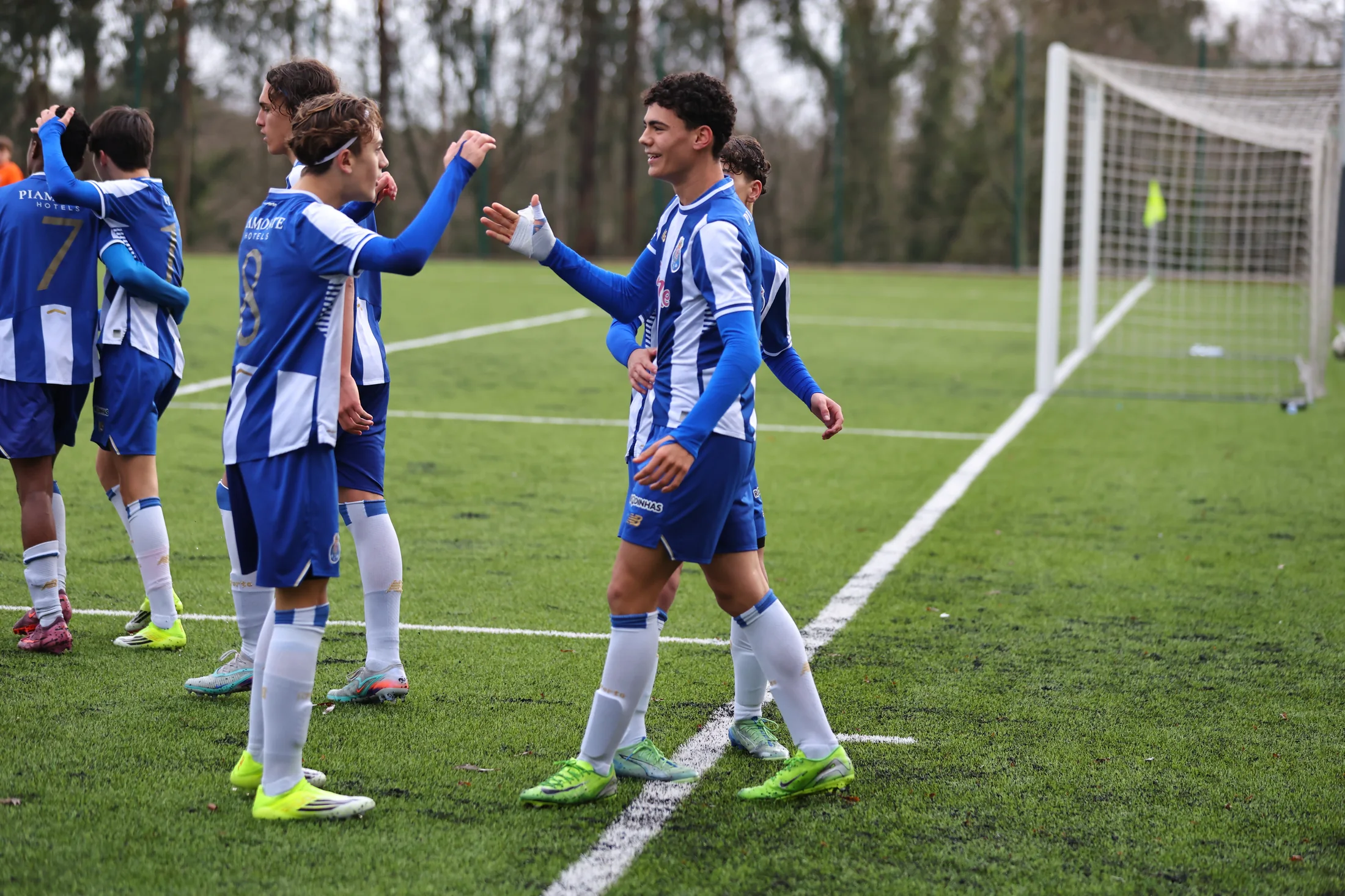 Santiago Ferro celebra com um colega do FC Porto