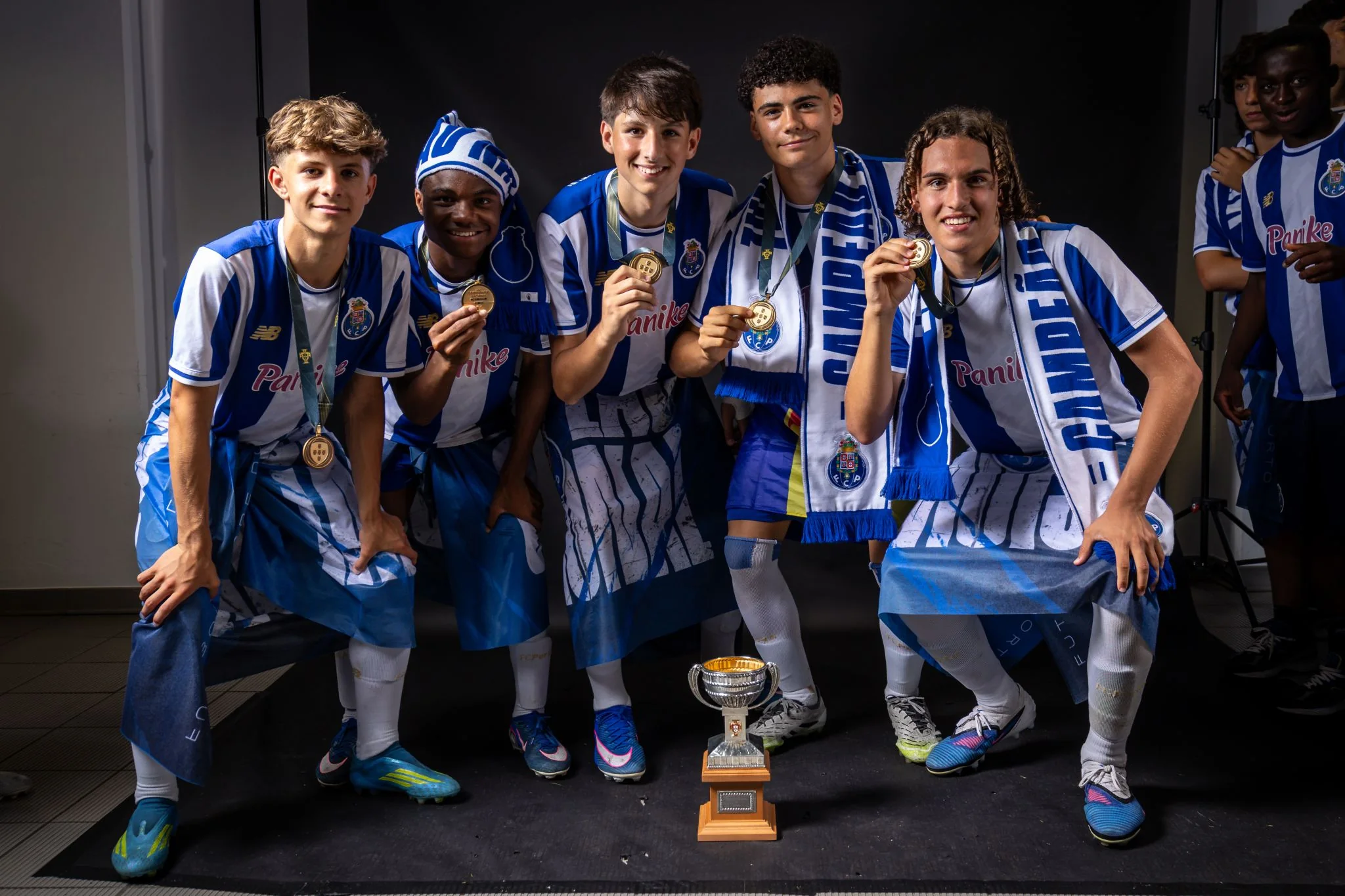 Santiago Ferro com colegas do FC Porto e medalhas de campeão